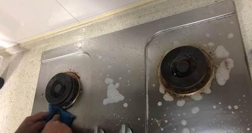 如何清洗有油的油烟机螺丝（简便有效的清洁方法让油烟机恢复如新）
