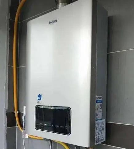 热水器自动停机原因及解决办法（热水器为何会自动停机）