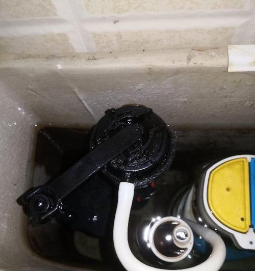 马桶水箱不能存水，如何解决（停止马桶水箱持续流动的方法与技巧）