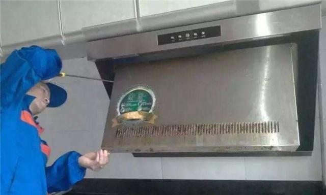 小面积厨房的油烟机清洗攻略（如何轻松清洗小面积厨房的油烟机）