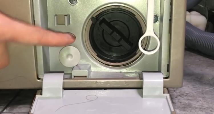 滚筒洗衣机排水管堵塞怎么办？快速解决方法有哪些？